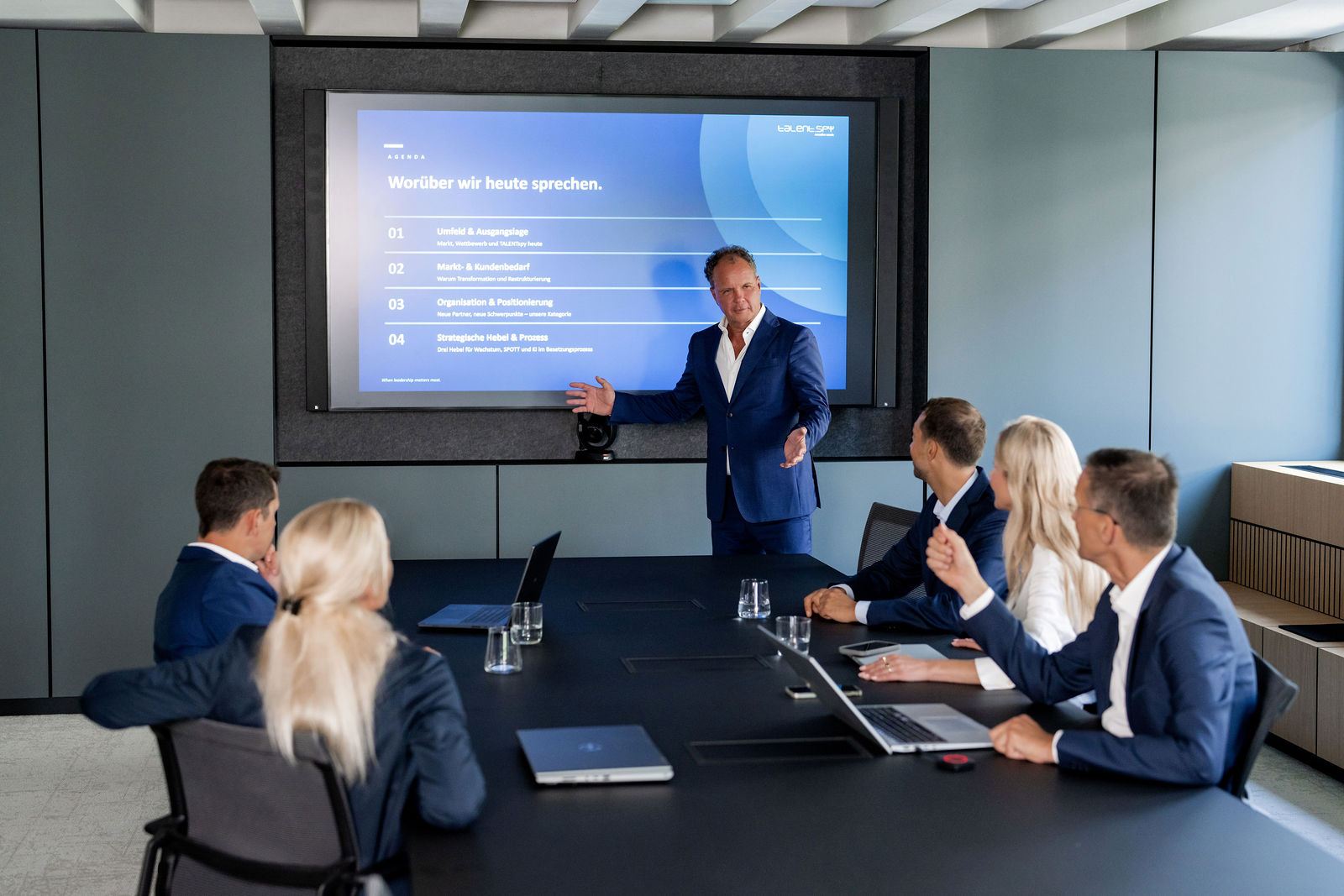 Andreas Christl präsentiert im Boardroom vor dem TALENTspy Team
