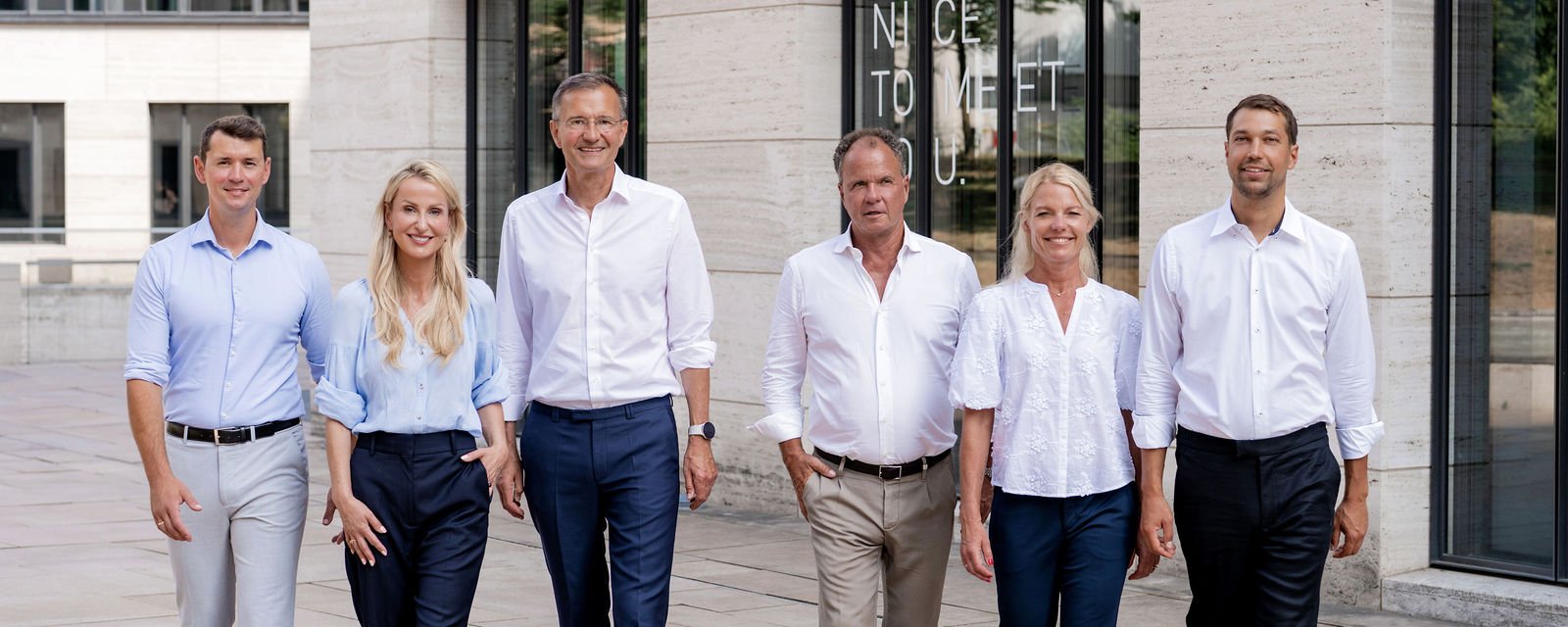 Das TALENTspy Team vor dem Bürogebäude in München